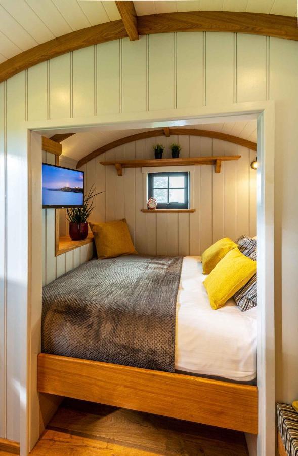 Monkwood Shepherds Hut - Ockeridge Rural Retreats Worcester Exterior photo